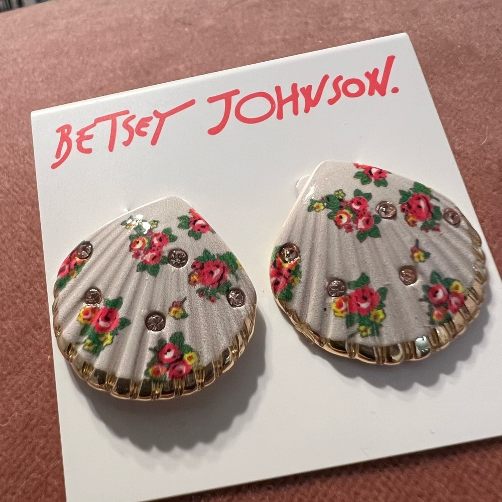 Betsey Johnson seashell earrings